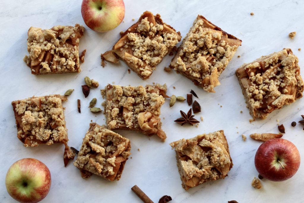 Streusel Apple Pie Bars | sarahaasrdn.com